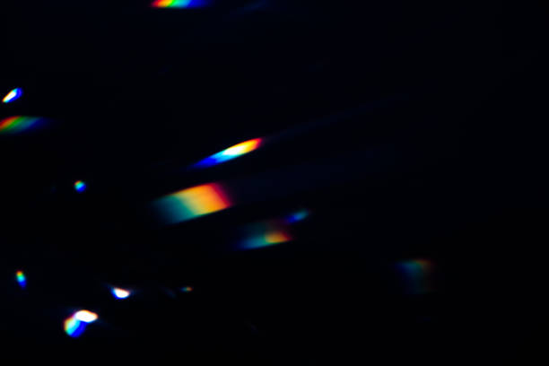 het kleurrijke warme licht van het regenboogkristal lekt op zwarte achtergrond - kleurenfoto fotos stockfoto's en -beelden