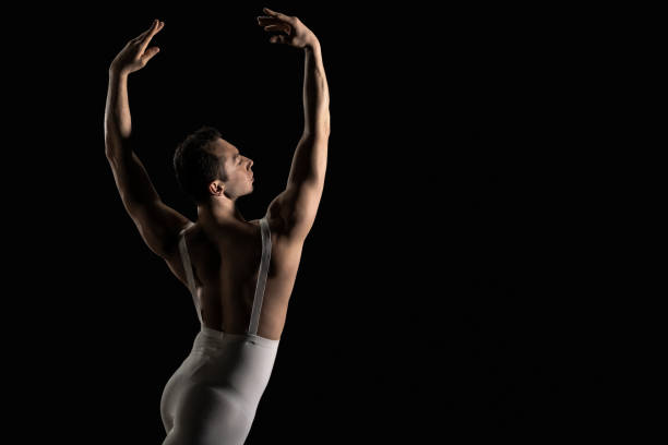 danseur de ballet sur un fond noir - male body sport exercising photos et images de collection