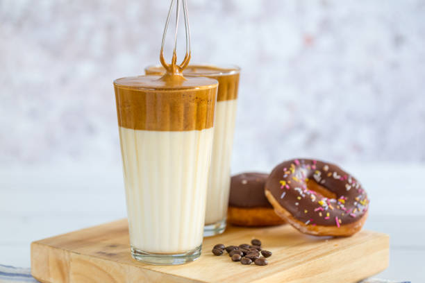 作りたてのダルゴナコーヒー - donut caffeine coffee cream ストックフォトと画像