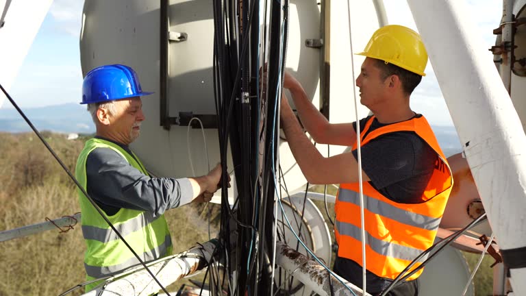 excellent teamwork of engineers, maintenance of optical cables