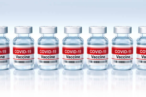ligne de bouteilles de vaccins covid-19 - injecting capsule macro pill photos et images de collection