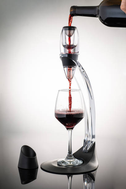 винный аэратор для насыщения кислородом вина - wine decanter red restaurant стоковые фото и изображения