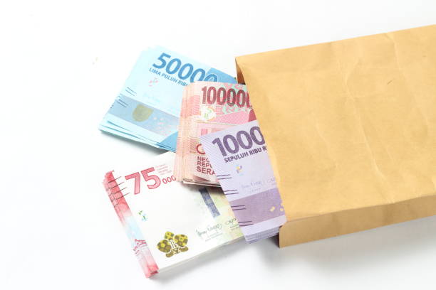 random layout photo rupiah paper money, 10000, 50000, 100000 e 75000 su brown envelope su sfondo bianco - indonesian currency foto e immagini stock