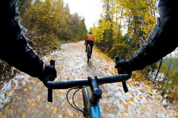 giro in bici in ghiaia di ottobre in canada - racing bicycle bicycle cycling yellow foto e immagini stock