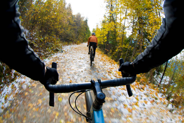 kanada października gravel bike ride - racing bicycle bicycle cycling yellow zdjęcia i obrazy z banku zdjęć