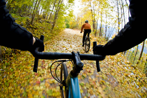 giro in bicicletta in ghiaia di ottobre - racing bicycle bicycle cycling yellow foto e immagini stock