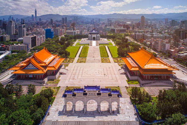 vista aerea della sala commemorativa di chiang kai shek nella città di taipei - national chiang kai shek memorial hall foto e immagini stock
