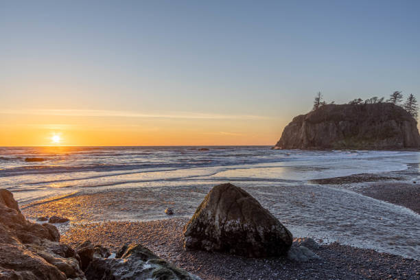 istock Sunset along the rugged coast of Washington on Ruby Beach 1315444800
