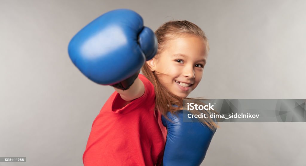 Entzückende kleine Mädchen Boxer üben Schläge im Studio - Lizenzfrei Kind Stock-Foto Entzückende kleine Mädchen Boxer üben Schläge im Studio - Lizenzfrei Kind Stock-Foto