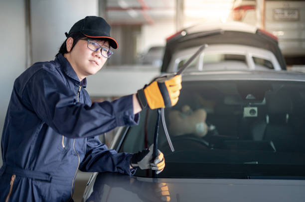 mecânico de auto-mecânico asiático verificando limpador de para-brisas - adult manual worker automobile industry transportation - fotografias e filmes do acervo