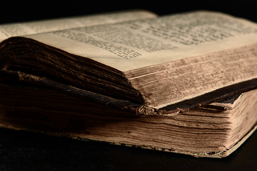 Biblia judía. Viejos libros judíos desgastados. Páginas de escrituras abiertas. Enfoque selectivo. Closeup. photo