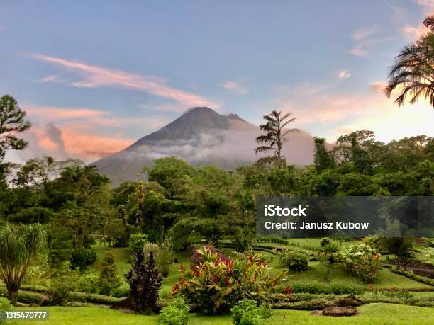 Arenal O Zmierzchu - zdjęcia stockowe i więcej obrazów Kostaryka - Kostaryka, Wulkan Arenal, Park Narodowy Wulkanu Arenal