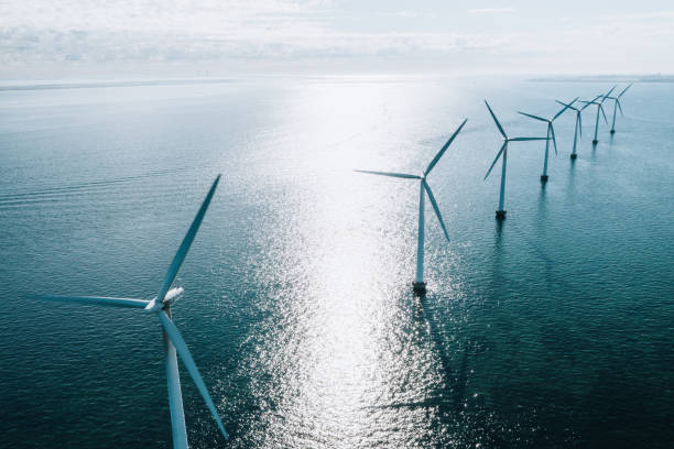 éoliennes dans l’océan - éolienne photos et images de collection