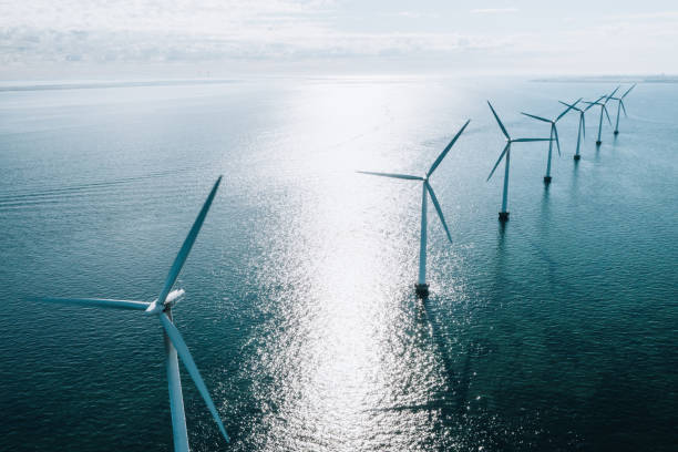 turbiny wiatrowe w oceanie - sea wind turbine turbine wind zdjęcia i obrazy z banku zdjęć