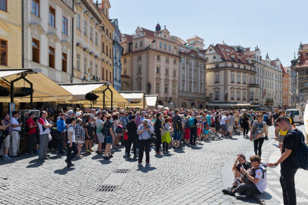 menschen versammelten sich auf dem alten stadtplatz in prag unter der astronomischen uhr - tourist day prague crowd stock-fotos und bilder