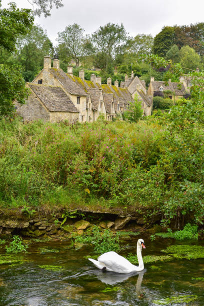 cottage in pietra ad arlington row nel distretto di cotswold nel gloucestershire, inghilterra - cotswold foto e immagini stock