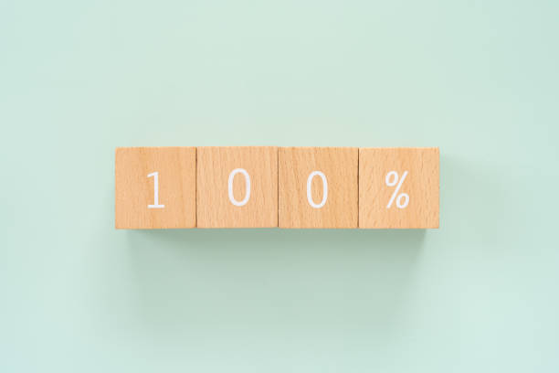 100%; bloques de madera con texto conceptual "100%". - 100 percent fotos fotografías e imágenes de stock