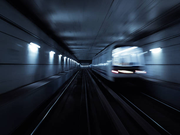 túnel de metrô em alta velocidade - train blurred motion nobody subway train - fotografias e filmes do acervo