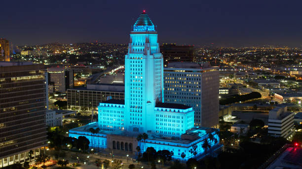 los angeles city hall lit blue at night - aerial - los angeles city hall imagens e fotografias de stock