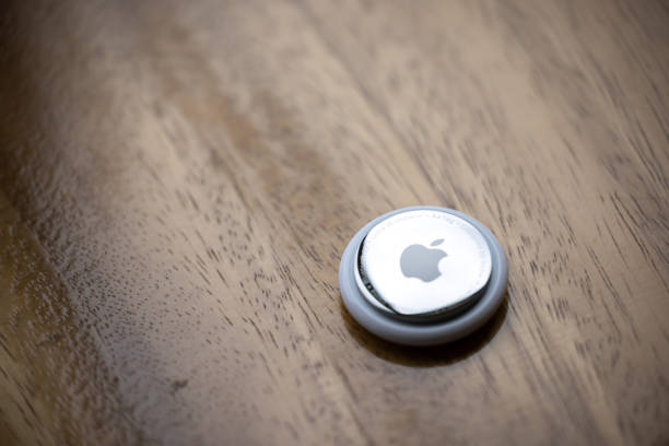 apple realeased new airtag, um dispositivo de rastreamento para acompanhar suas coisas - stainless steal - fotografias e filmes do acervo