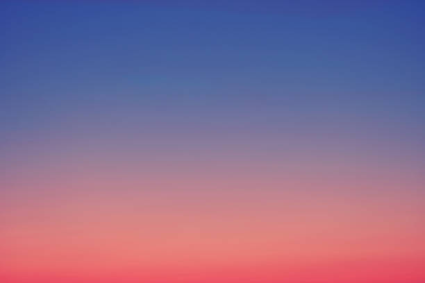 ciel de soirée de gradient avec des couleurs du bleu au rouge - blue red white photos et images de collection