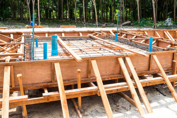 la preparazione di acqua e tubi di scarico del bagno prima di versare uno schiaffo di cemento alla costruzione di una casa - formworks foto e immagini stock