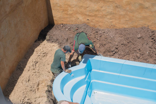 construction workers installing swimming pool at house backyard - fibra de vidro imagens e fotografias de stock