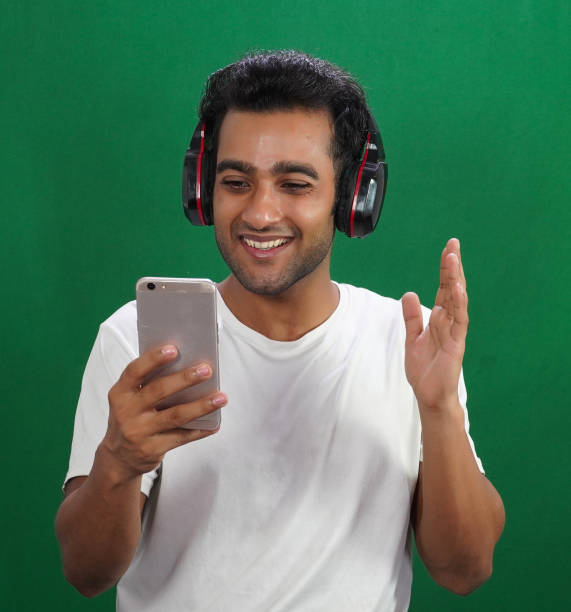 человек на видео-звонок с помощью мобильных - love life стоковые фото и изображения