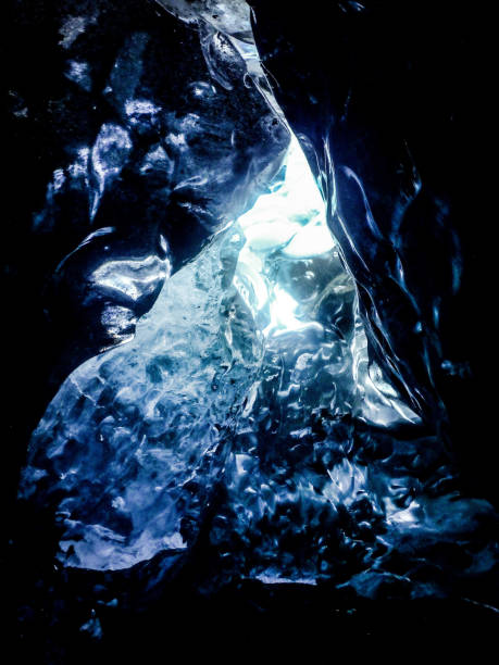 氷河氷の洞窟の日光 - ice arctic crevasse glacier ストックフォトと画像