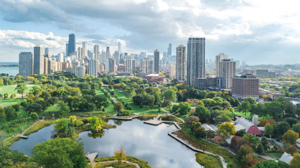 vue aérienne de drone d’horizon de chicago d’en haut, lac michigan et ville de chicago gratte-ciel de ville vue d’oiseau de paysage urbain du parc, illinois, etats-unis - chicago skyline illinois downtown district photos et images de collection