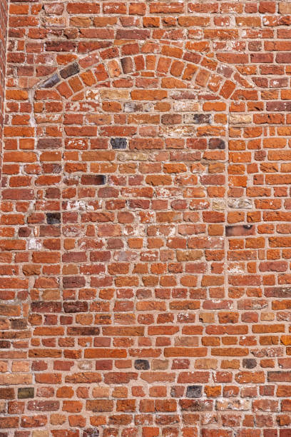 kirchenmauer mit ummauerten fenstern - brick wall old window brick stock-fotos und bilder