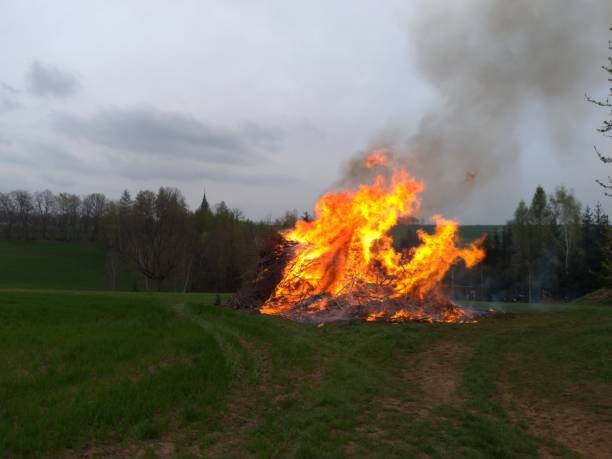 incêndio noturno em walpurgis - walpurgis - fotografias e filmes do acervo