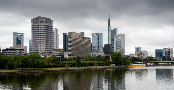 skyline der frankfurter stadt das geschäftszentrum deutschlands mit wolkenkratzern und dem rhein - frankfurt oder stock-fotos und bilder