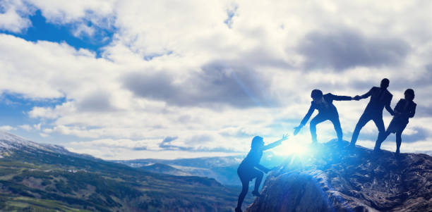 concepto de trabajo en equipo. gente que ayuda a sus compañeros. relación humana. - supervivencia fotografías e imágenes de stock