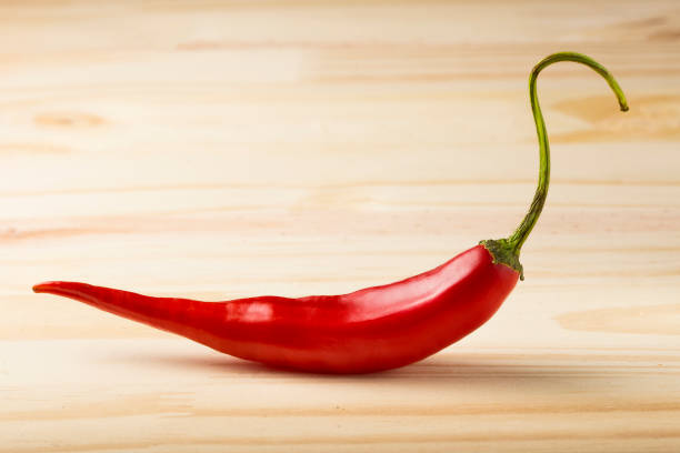 czerwona gorąca papryczka chili na stole. - aromático zdjęcia i obrazy z banku zdjęć