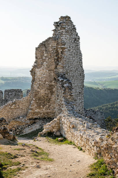 カシュティス城跡,スロバキア - 16025 ストックフォトと画像