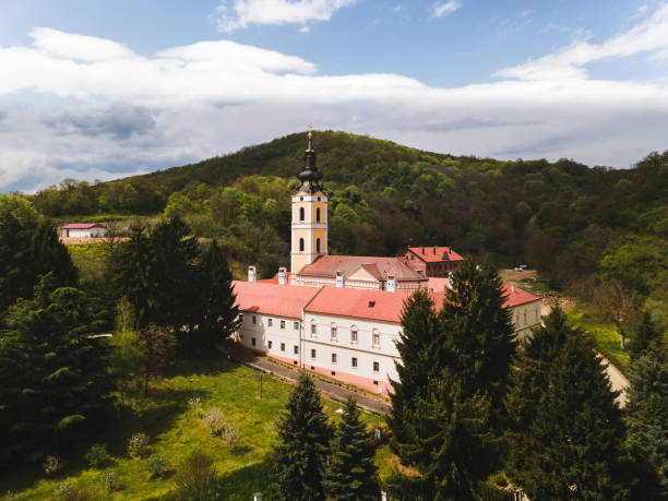 park narodowy fruska gora, klasztor grgeteg, vojvodina, serbia. widok z lotu ptaka na wiosenny wschód słońca - view from altar zdjęcia i obrazy z banku zdjęć