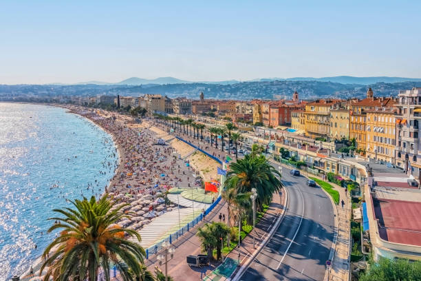 cidade de nice, na riviera francesa - city of nice france beach promenade des anglais - fotografias e filmes do acervo