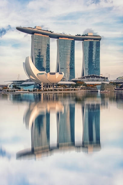 夕方のマリーナベイ、シンガポール - marina bay sands hotel architecture asia travel destinations ストックフォトと画像