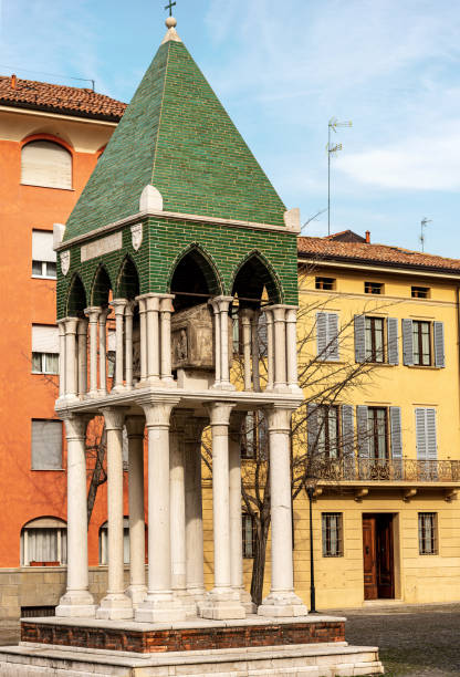 Medieval Tomb in Piazza San Domenico - Bologna downtown Italy Bologna downtown. Medieval tomb in Piazza San Domenico. Tomb of Rolandino dei Passaggeri. Emilia-Romagna, Italy, Europe. piazza san domenico stock pictures, royalty-free photos & images