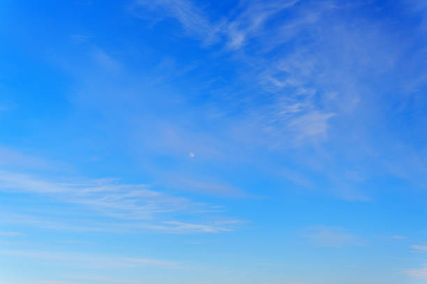 nuvole d'aria nel cielo blu. sfondo blu nell'aria. stile astratto per il testo. - text sky abstract air foto e immagini stock