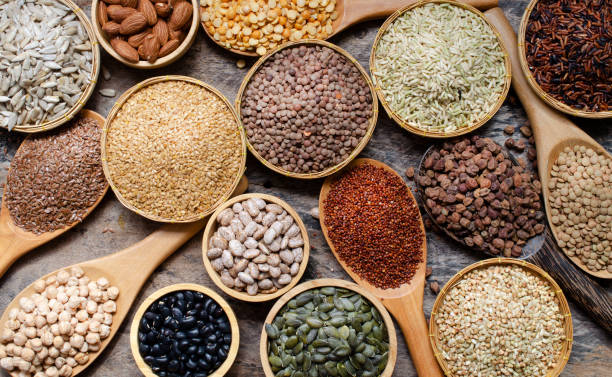 Nhiều loại ngũ cốc tự nhiên và hữu cơ và hạt ngũ cốc trong thìa và bát gỗ, cho thành phần thực phẩm sạch hoặc khái niệm sản phẩm nông nghiệp