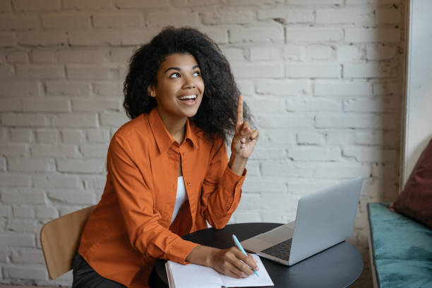 stylish business woman holding finger up, having an idea. successful university student studying, learning language, taking tones, looking for solution, education concept - finger raised imagens e fotografias de stock