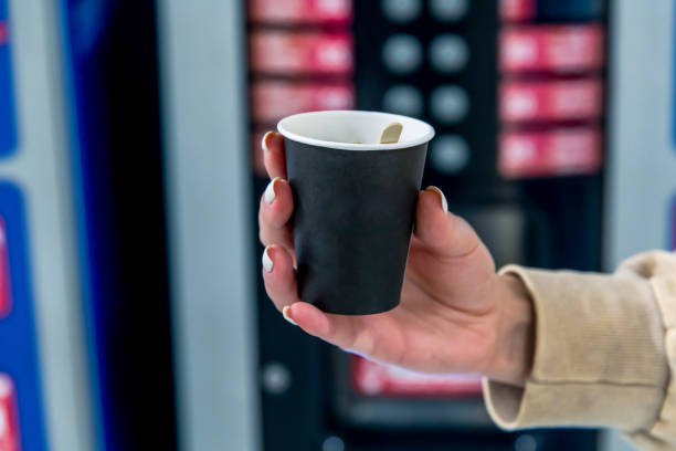 tasse de café du distributeur automatique - vending machine coin machine coin operated photos et images de collection