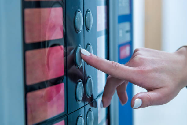 pulsante di spinta a mano del distributore automatico di caffè - vending machine immagine foto e immagini stock