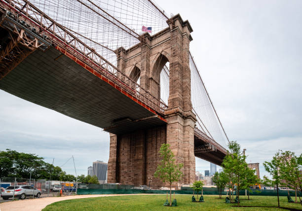 le pont de brooklyn de brooklyn bridge park. - brooklyn bridge national landmark brooklyn bridge park dumbo photos et images de collection