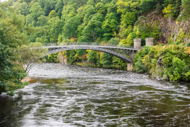 craigellachie bridge, een gietijzeren boogbrug over de rivier de spey bij craigellachie in schotland. - spey scotland stockfoto's en -beelden
