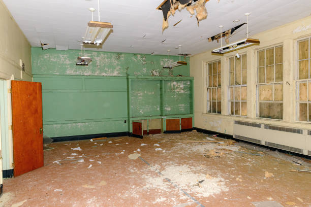 istock Empty Room In An Old Abandoned Building 1315664074