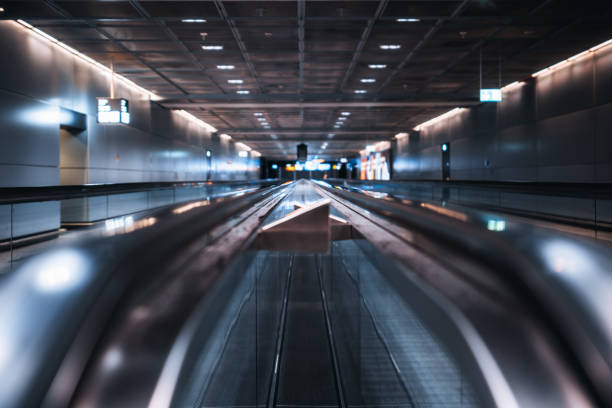 два туроператора в терминале аэропорта - moving walkway escalator airport walking стоковые фото и изображения