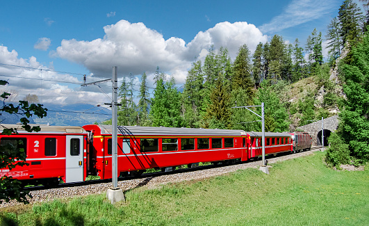 Trein van de Rhätische Bahn op de Unesco werelderfgoed Albulabahn vlak voor station Filisur
